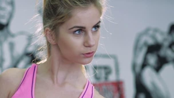 Belle blonde effectue des exercices avec des haltères. Doucement. — Video