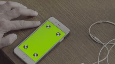 Telefonu ile yeşil arka plan