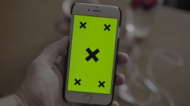 Smartphone ile yeşil ekran tutan adam kapatın