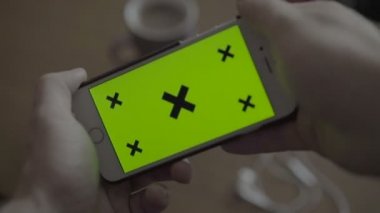 Smartphone ile yeşil ekran tutan adam kapatın