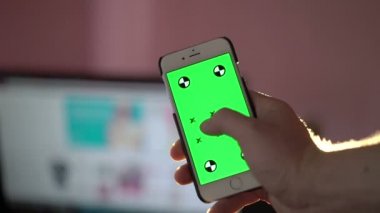 Yakından Adam Tutma Akıllı Telefonu Dokunma Ekranı Yeşil Ekran Krom Anahtarı