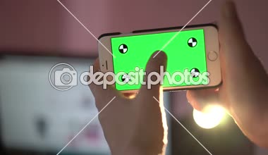 Yakından Adam Tutma Akıllı Telefonu Dokunma Ekranı Yeşil Ekran Krom Anahtarı