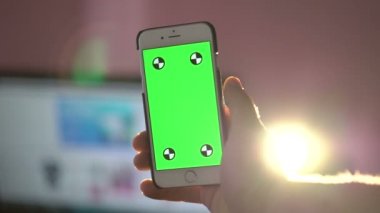 Yakından Adam Tutma Akıllı Telefonu Dokunma Ekranı Yeşil Ekran Krom Anahtarı