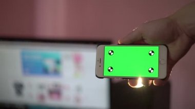 Yakından Adam Tutma Akıllı Telefonu Dokunma Ekranı Yeşil Ekran Krom Anahtarı