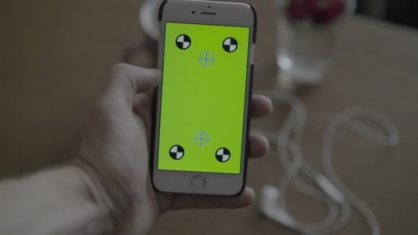 På nära håll Man håller Smartphone med grön skärm — Stockvideo