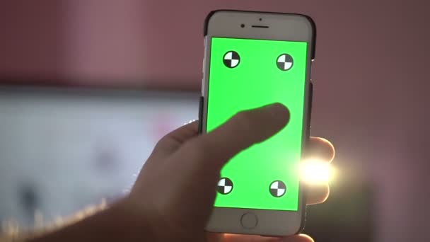 Cerrar Hombre sosteniendo la pantalla táctil del teléfono inteligente con la clave de croma de pantalla verde — Vídeo de stock