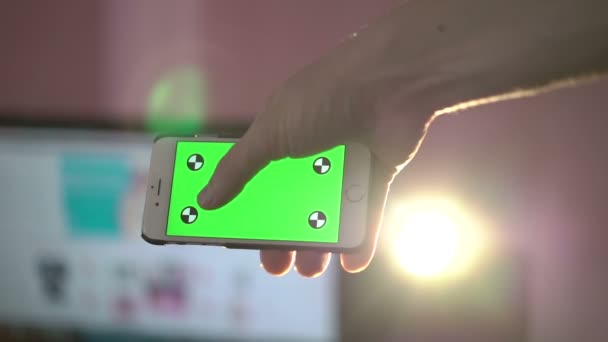 Close Up Mann hält Smartphone-Touchscreen mit grünem Bildschirm Chroma Key — Stockvideo