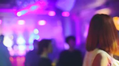 Gece kulübü. Dans, müzik performans insanlar. Soundlights