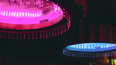 Kristal gece kulübü ile renkli avize