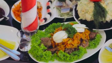 Restoran yemekleri ile hizmet düğün tablo kapatın.