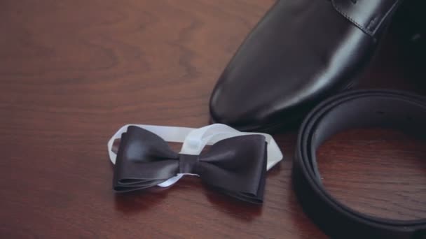 Panorámica de toda la ropa de los novios: zapatos, cinturón, gemelos, corbata — Vídeos de Stock