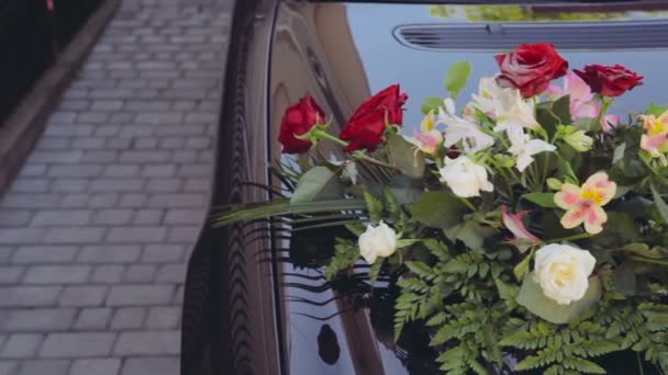 Hochzeitsauto mit Blumen geschmückt — Stockvideo