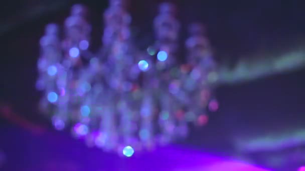 Video de luces sonoras de colores manchas de movimiento en la araña del restaurante — Vídeos de Stock