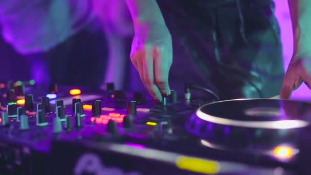 Mesa de controle de DJ, mulher mão mistura, girando em um clube noturno — Vídeo de Stock