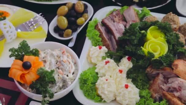 Luxe tafel vol met eten. Tabellen in restaurant geserveerd. — Stockvideo