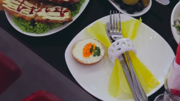 Blick auf luxuriöse Tischdekoration im Restaurant. — Stockvideo