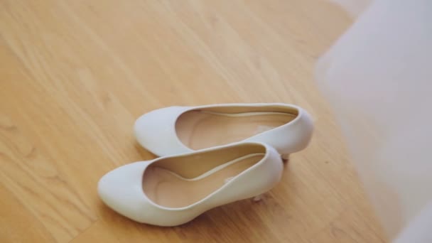 Zapatos de novia decorados con pedrería en el suelo — Vídeo de stock