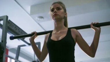Seksi sarışın performans spor salonunda squats. 4k