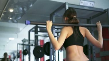 Seksi girlperforms spor salonunda squats. 4k