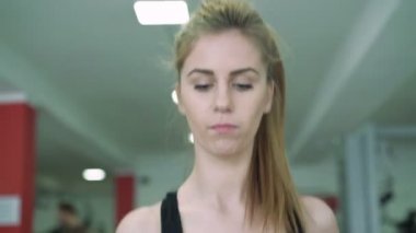 Güzel sarışın spor salonunda treadmill. 4k