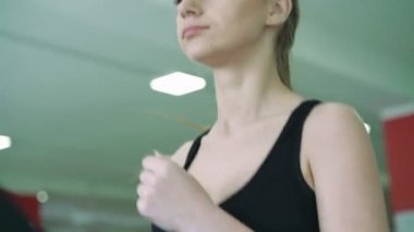Güzel sarışın spor salonunda treadmill. 4k
