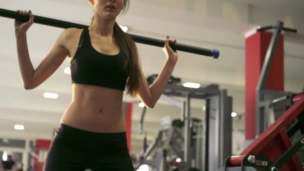 Güzel kız performans spor salonunda squats. 4k — Stok video