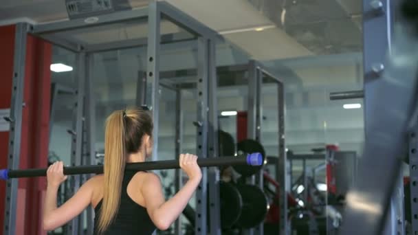 Seksi sarışın performans spor salonunda squats. 4k — Stok video