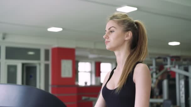 Si pirang yang cantik di treadmill di gym. 4k — Stok Video