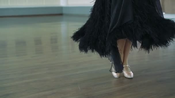 一个女孩在舞厅跳舞的腿。4 k — 图库视频影像