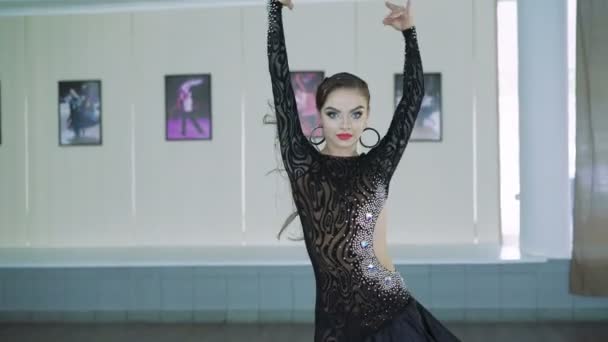 Danseurs professionnels dansant dans la salle de bal. 4K — Video