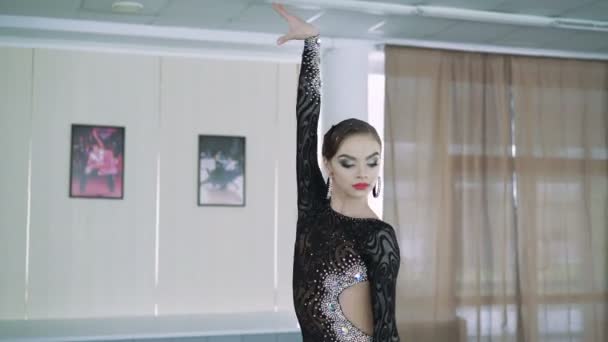 Dançarinos profissionais dançando no salão de baile. 4K — Vídeo de Stock