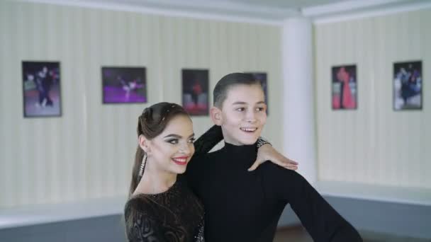 Danseurs professionnels dansant dans la salle de bal. Du latin. 4K — Video