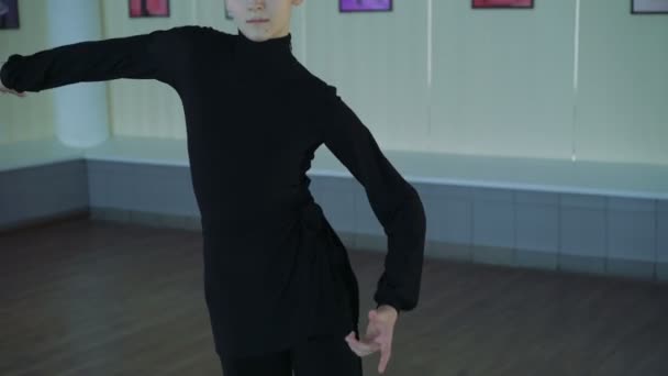 Człowiek, taniec Latin stylu. 4k — Wideo stockowe