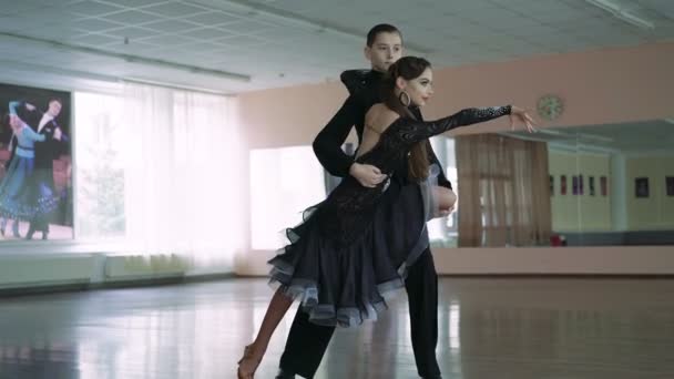 Bailarines profesionales bailando en salón de baile. Latín. 4K — Vídeos de Stock