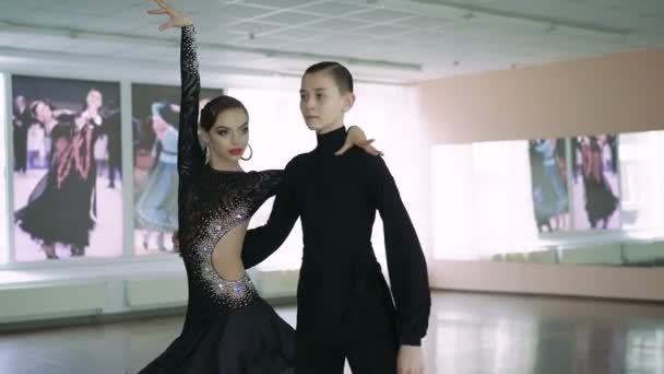 Danseurs professionnels dansant dans la salle de bal. Du latin. 4K — Video