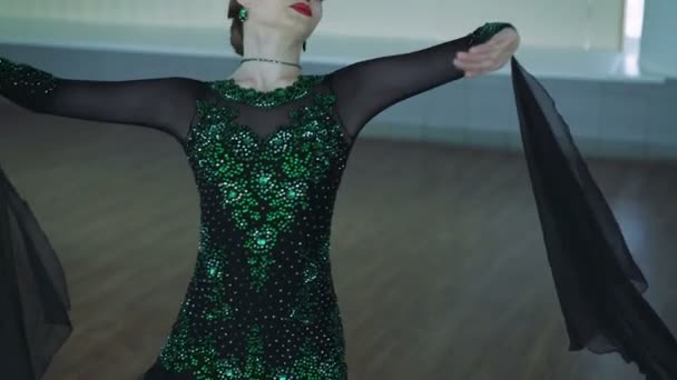 Девушка танцует бальные танцы. 4k — стоковое видео