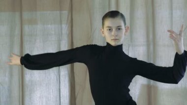 Latin tarzı dans adam. Ağır çekim