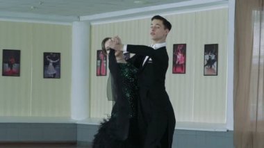 Profesyonel dansçılar dans balo salonu, ağır çekim