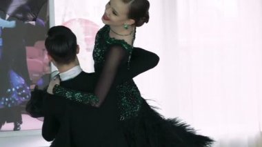 Genç çift balo salonu dans içinde kaydırma yapar