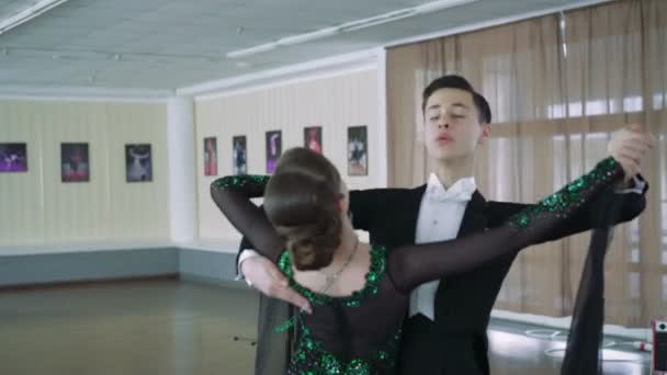 Bailarines profesionales bailando en el salón de baile, 4K — Vídeo de stock