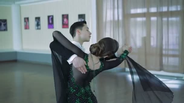 Профессиональные танцоры танцуют в бальном зале, 4K — стоковое видео