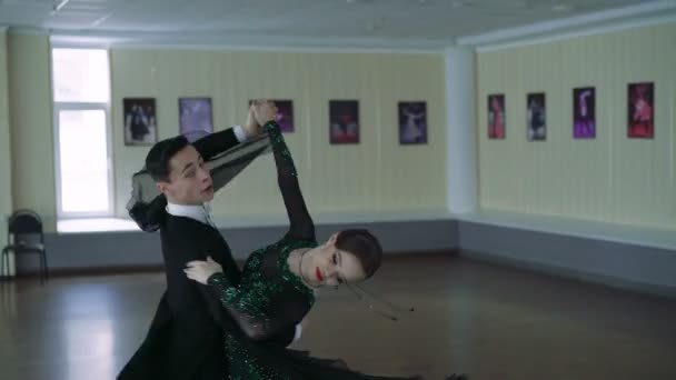 4 k のボールルームで踊るプロのダンサー — ストック動画