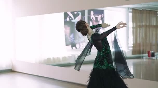 Η νεαρή κοπέλα που ασχολείται με την αίθουσα χορού που χορεύει. 4k — Αρχείο Βίντεο