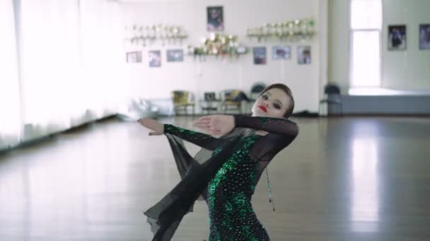 Menina dançando dança de salão. 4k — Vídeo de Stock