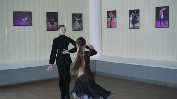 Dançarinos profissionais dançando no salão de baile. Latim. 4K — Vídeo de Stock