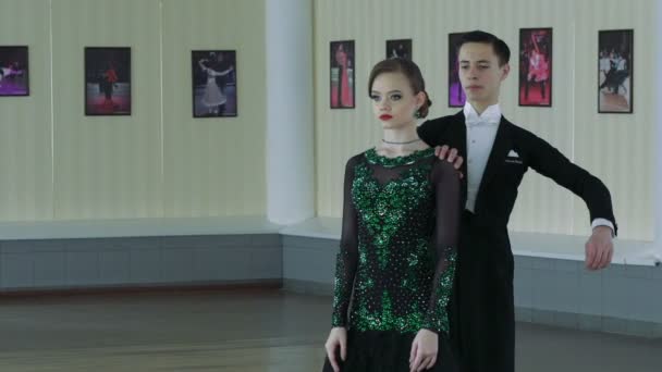 Профессиональные танцоры танцуют в бальном зале, замедленной съемки — стоковое видео