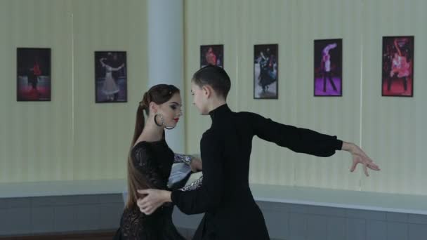 Επαγγελματίες χορευτές που χορεύουν στην αίθουσα χορού. Λατινική. Αργή κίνηση — Αρχείο Βίντεο