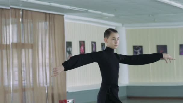 Homme dansant à la latine. Mouvement lent — Video