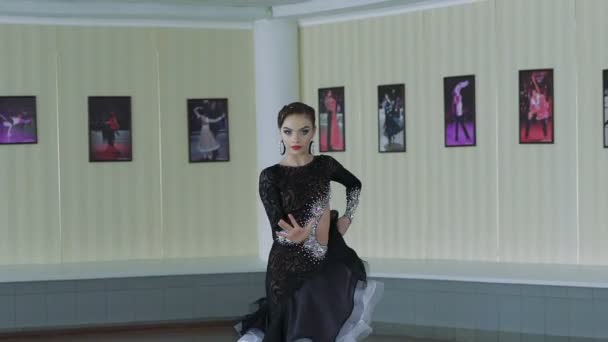Profesionální tanečnice tančí v tanečním sále. Zpomalený pohyb — Stock video