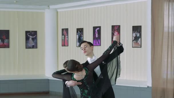 Επαγγελματίες χορευτές που χορεύουν στην αίθουσα χορού, αργή κίνηση — Αρχείο Βίντεο